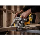 DEWALT Akku-Kreissäge 18 V ohne Kohlebürste (2 x 5,0 Ah Akkus + Ladegerät) DCS565P2